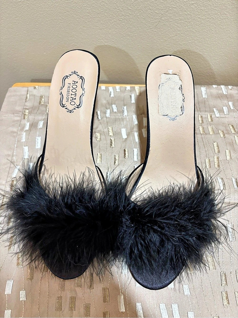 Aootao Fashion Black & Gold Feather kitten Heels